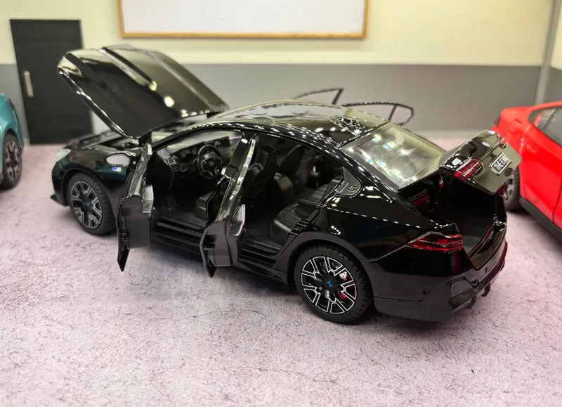 BMW i5 M60 — Miniatura em Escala 1:24 com Funções Interativas
