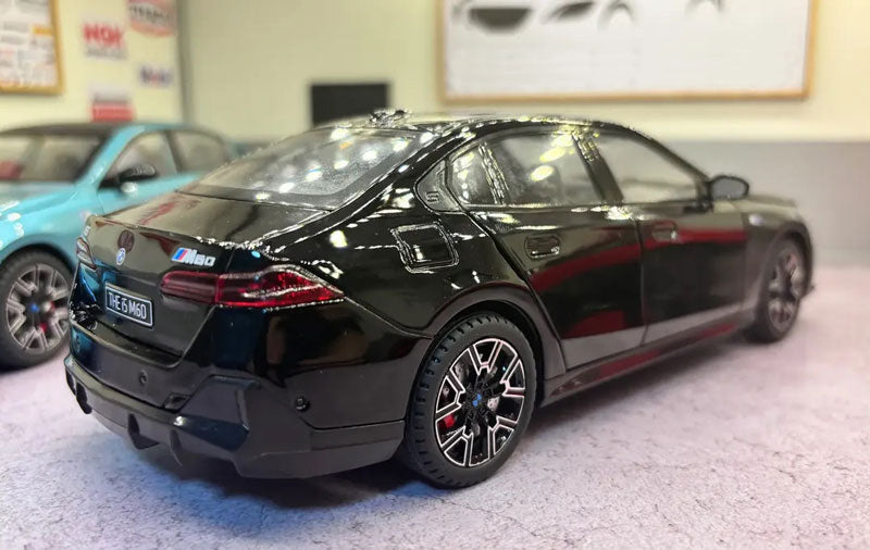 BMW i5 M60 — Miniatura em Escala 1:24 com Funções Interativas