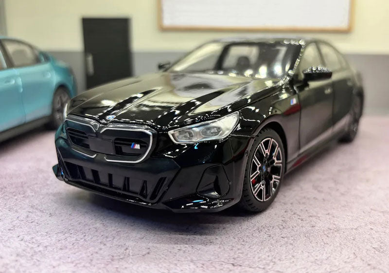 BMW i5 M60 — Miniatura em Escala 1:24 com Funções Interativas