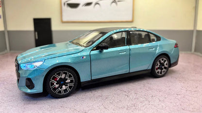 BMW i5 M60 — Miniatura em Escala 1:24 com Funções Interativas