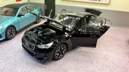 BMW i5 M60 — Miniatura em Escala 1:24 com Funções Interativas