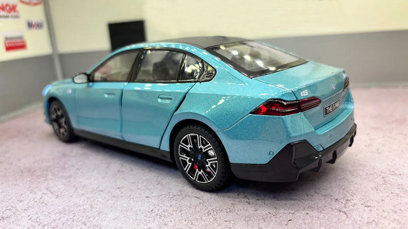 BMW i5 M60 — Miniatura em Escala 1:24 com Funções Interativas