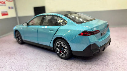 BMW i5 M60 — Miniatura em Escala 1:24 com Funções Interativas