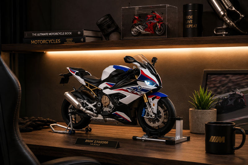 BMW S1000RR 1:6 com Controle Remoto, Spray no Escapamento e Funções Interativas